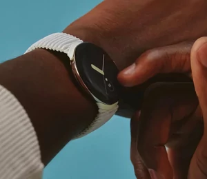 La Google Pixel Watch est non seulement fragile... mais en plus elle n'est pas très réparable ; iFixit l'a démontée